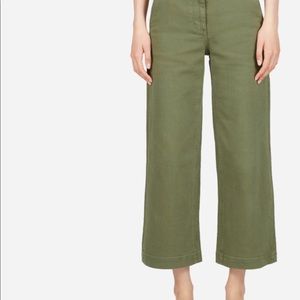 Like new wide leg crop in green